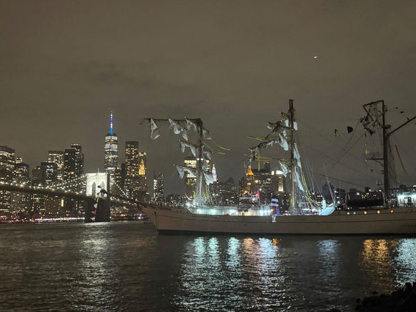 d8221432-1 ▲▼ 墨西哥海軍訓練船撞上美國紐約布魯克林大橋。(圖/路透)