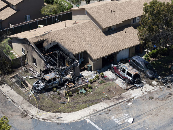 ▲▼美國一架小飛機22日墜毀加州聖地牙哥（San Diego）一處社區，導致至少6人喪命。（圖／達志影像／美聯社））