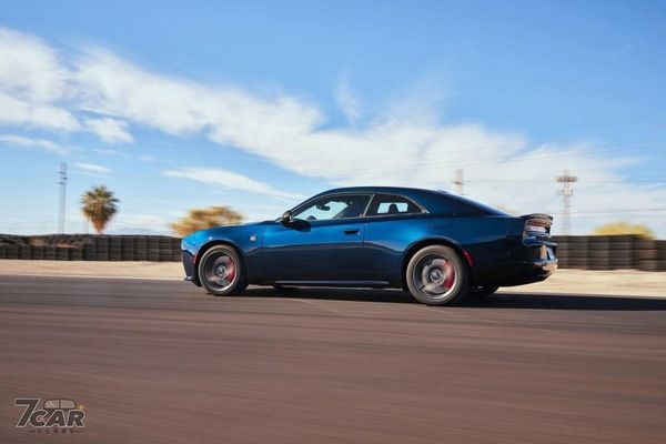 Dodge Charger 家族擴編，全新四門 Daytona 電動肌肉車亮相