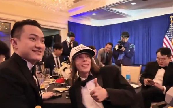 d8232930-1 最大持幣者為加密幣富豪孫宇晨(Justin Sun)(左),其持有的川普幣價值高達2,200萬美元(約新台幣6.58億元)。(翻攝畫面)
