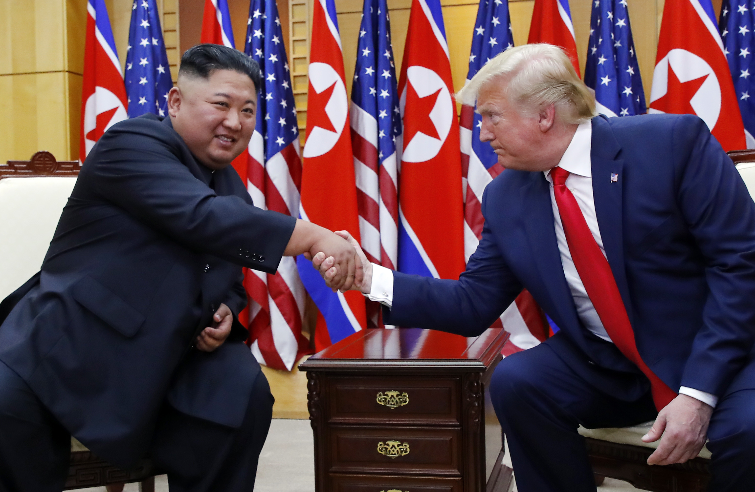 ▲▼川普與金正恩在河內會談決裂後，同年6月在南韓板門店會面。（圖／達志影像）