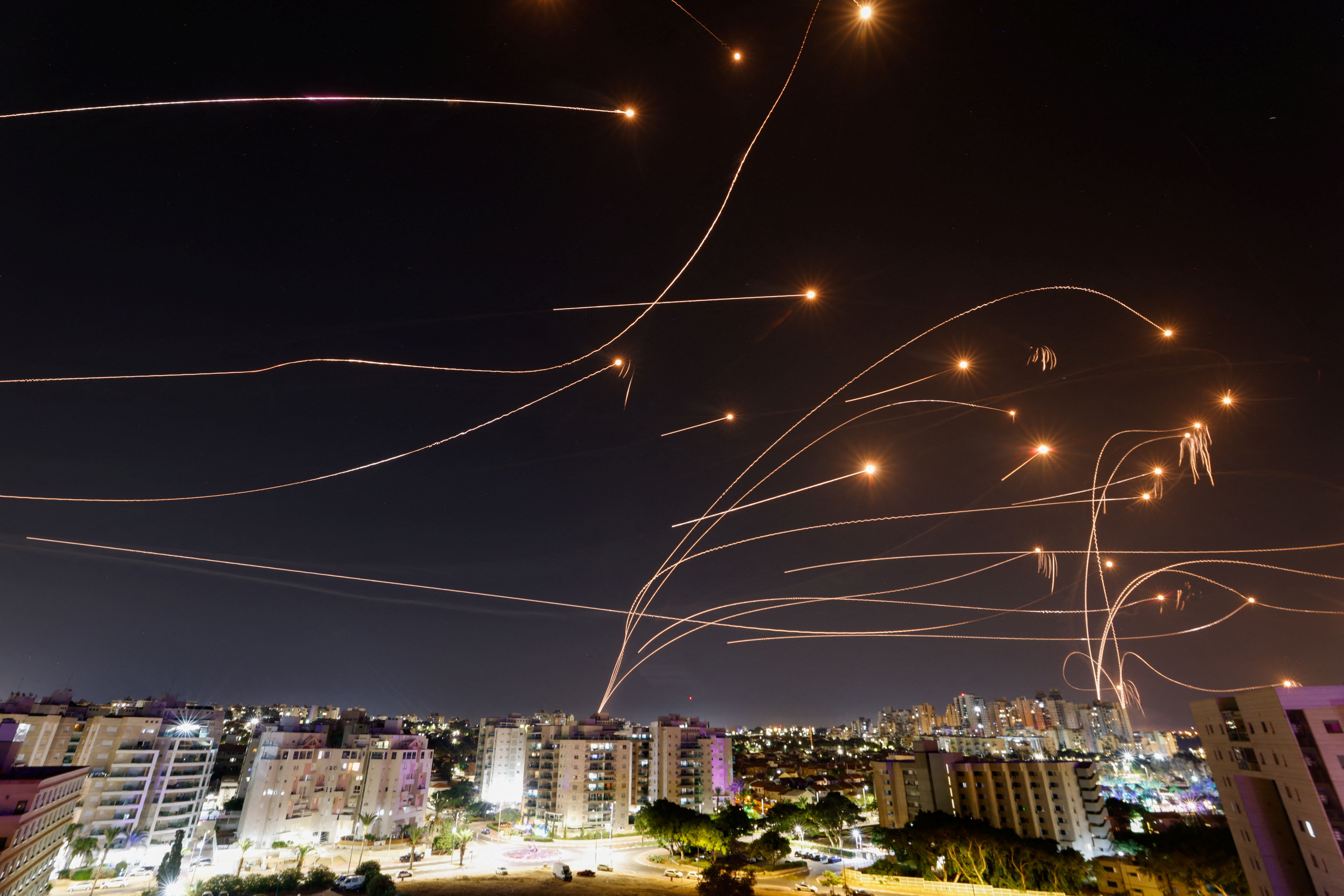 ▲以色列「鐵穹」防禦系統（Iron Dome）攔截了哈瑪斯從加薩走廊發射的飛彈。（圖／路透）