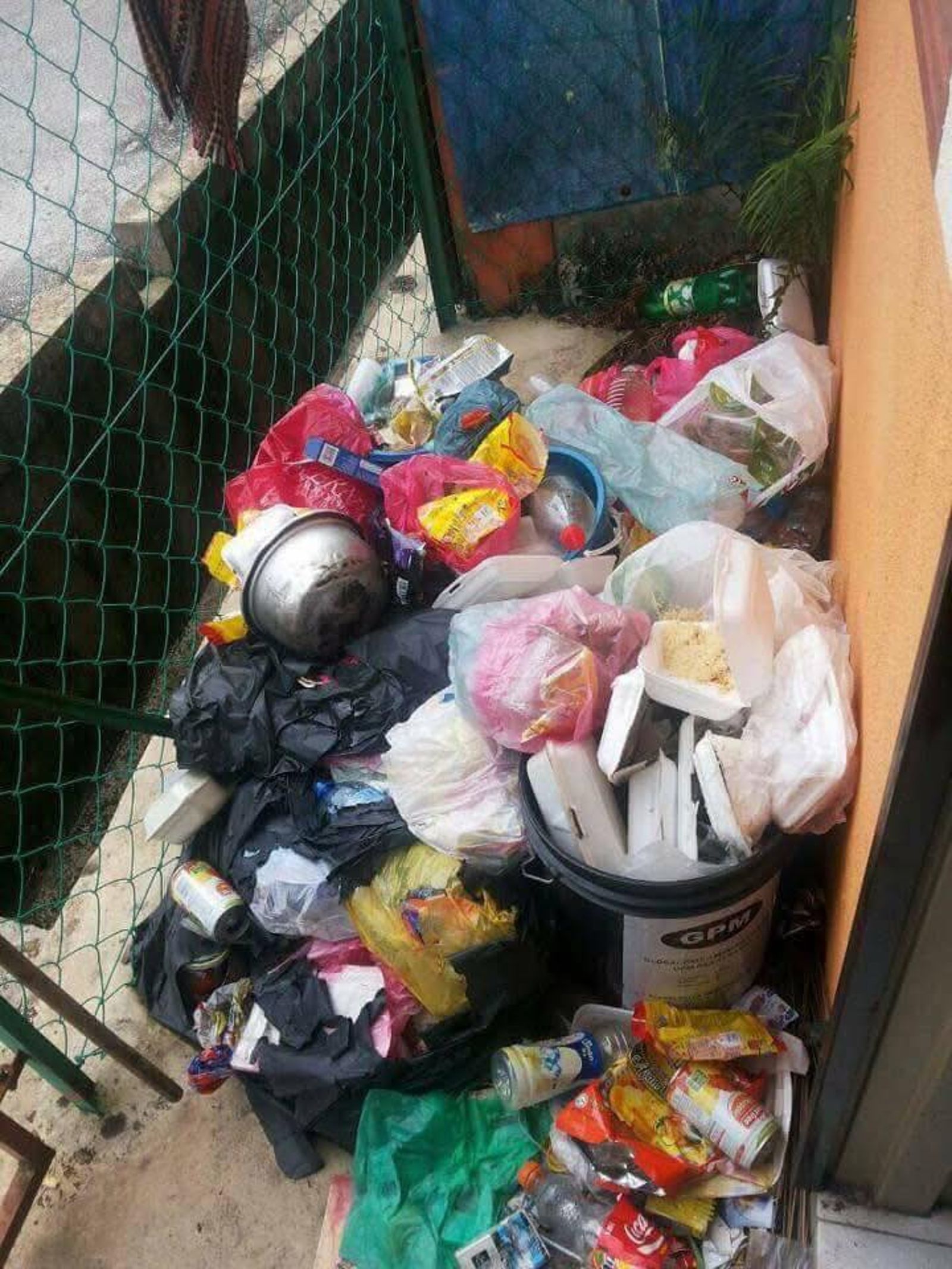 8236544-1 正妹房客超髒!衛生棉、垃圾亂堆「還有蟑螂窩」 男房東崩潰:幻滅了