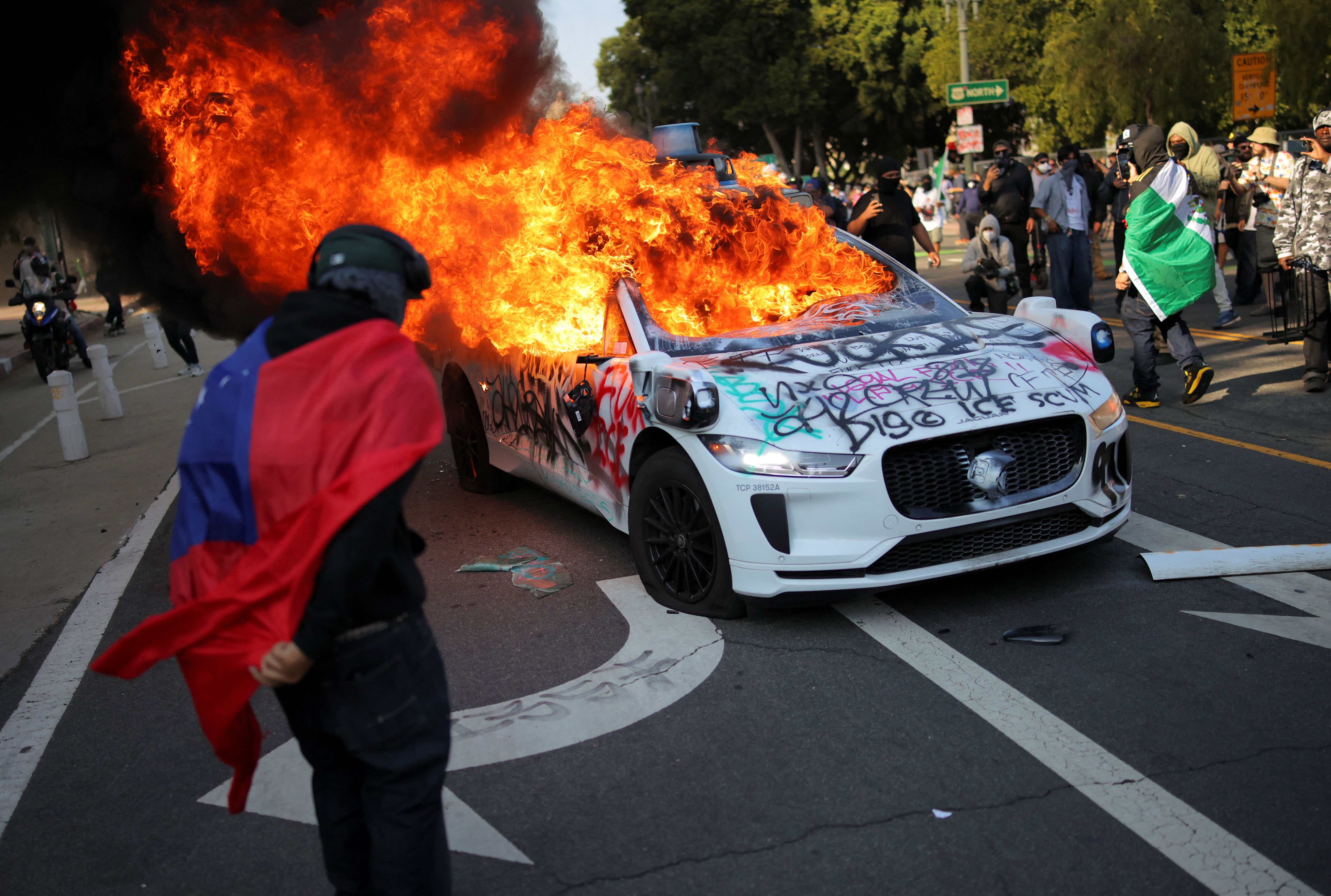 8251775 ▲▼洛杉磯抗議,Waymo自動駕駛車輛遭焚毀。(圖/路透社)