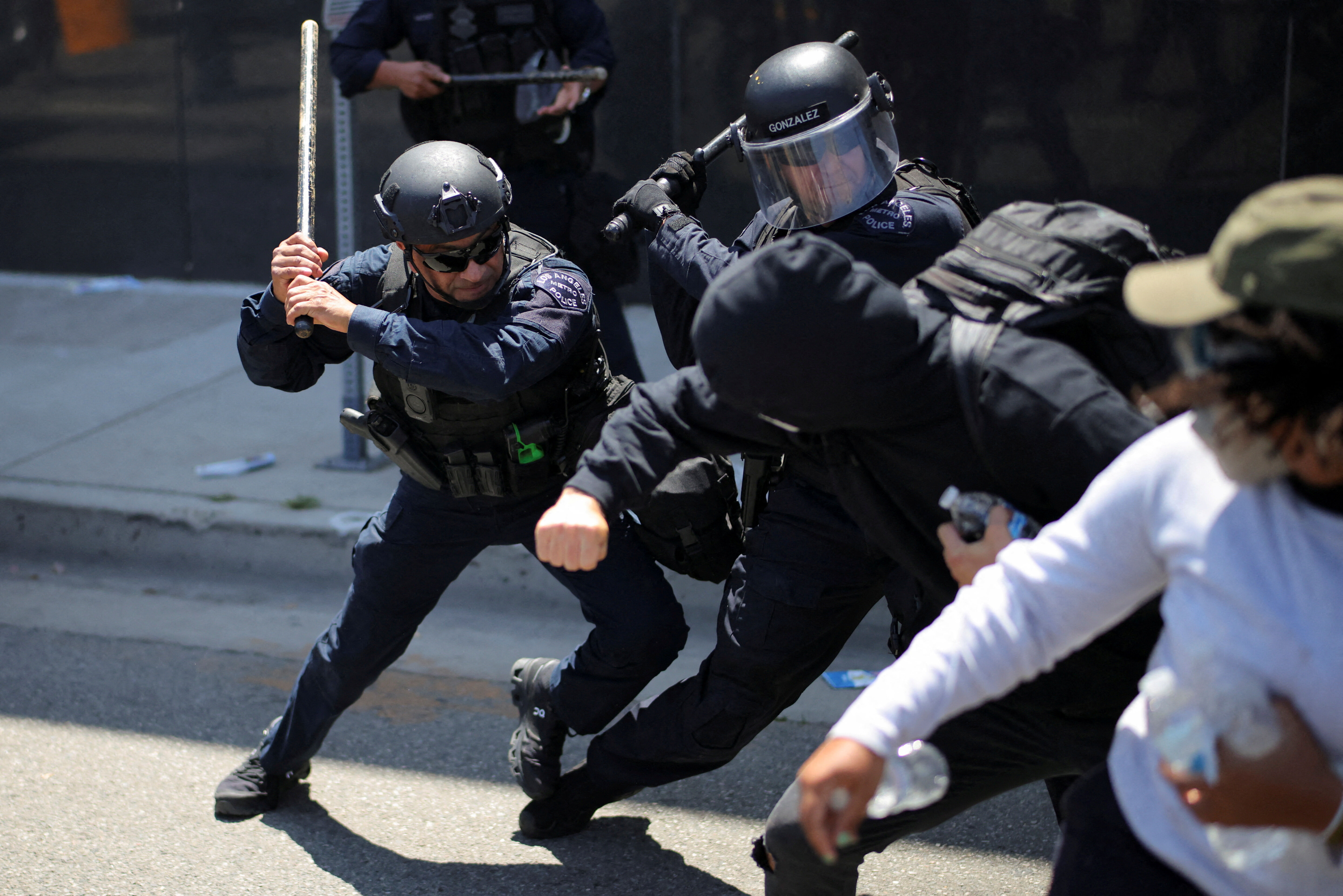 8251950 ▲▼美國洛杉磯近日爆發大規模反對移民突襲行動的抗議潮,川普下令部署國民兵。(圖/路透)