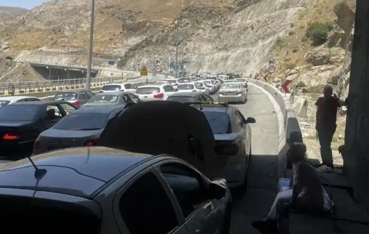 ▲逃離德黑蘭的車輛塞在路上不得動彈。（圖／翻攝南方都市報）