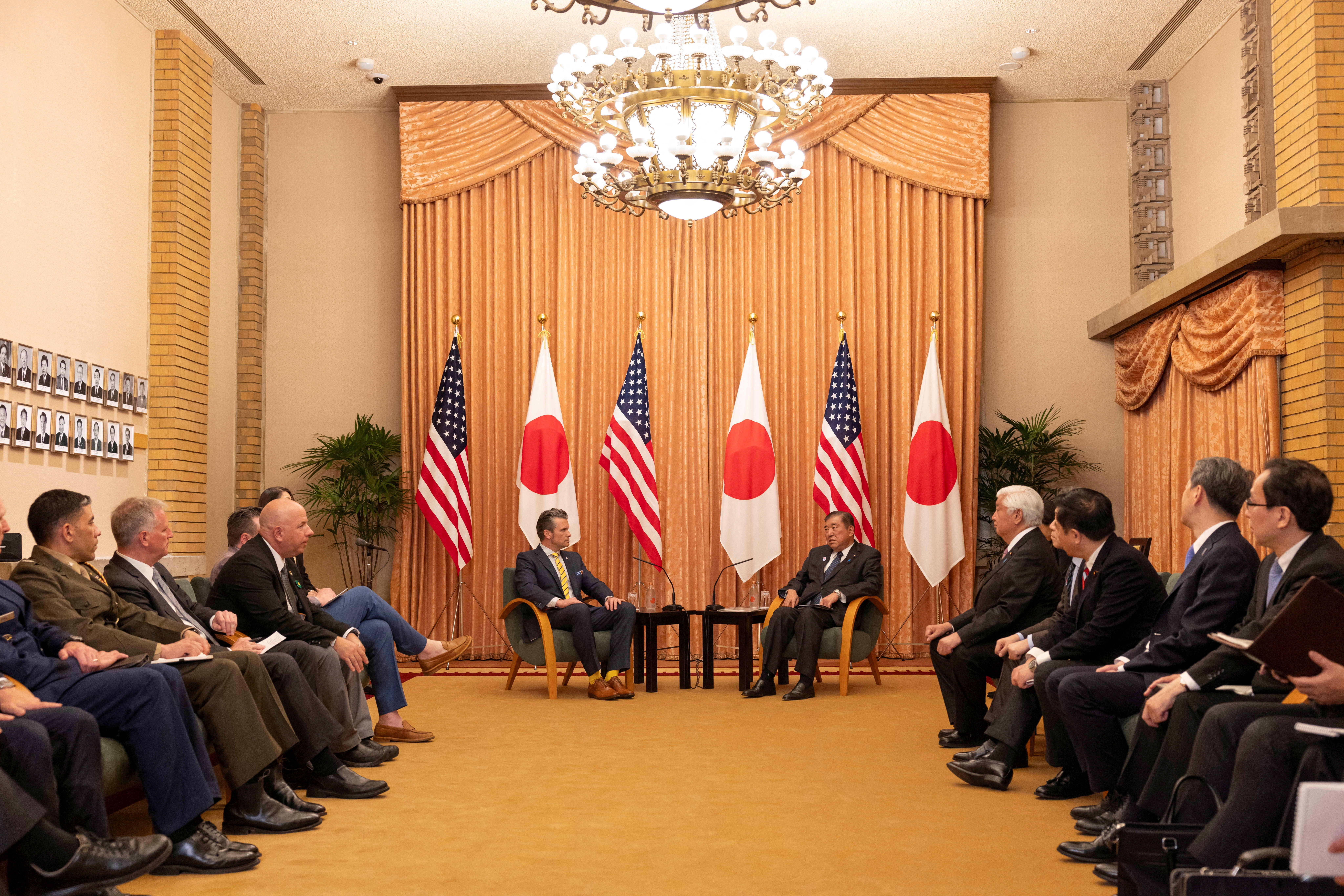 8271356-1 ▲▼日本首相石破茂今年3月在東京接見美國國防部長赫格塞斯。(圖/路透)