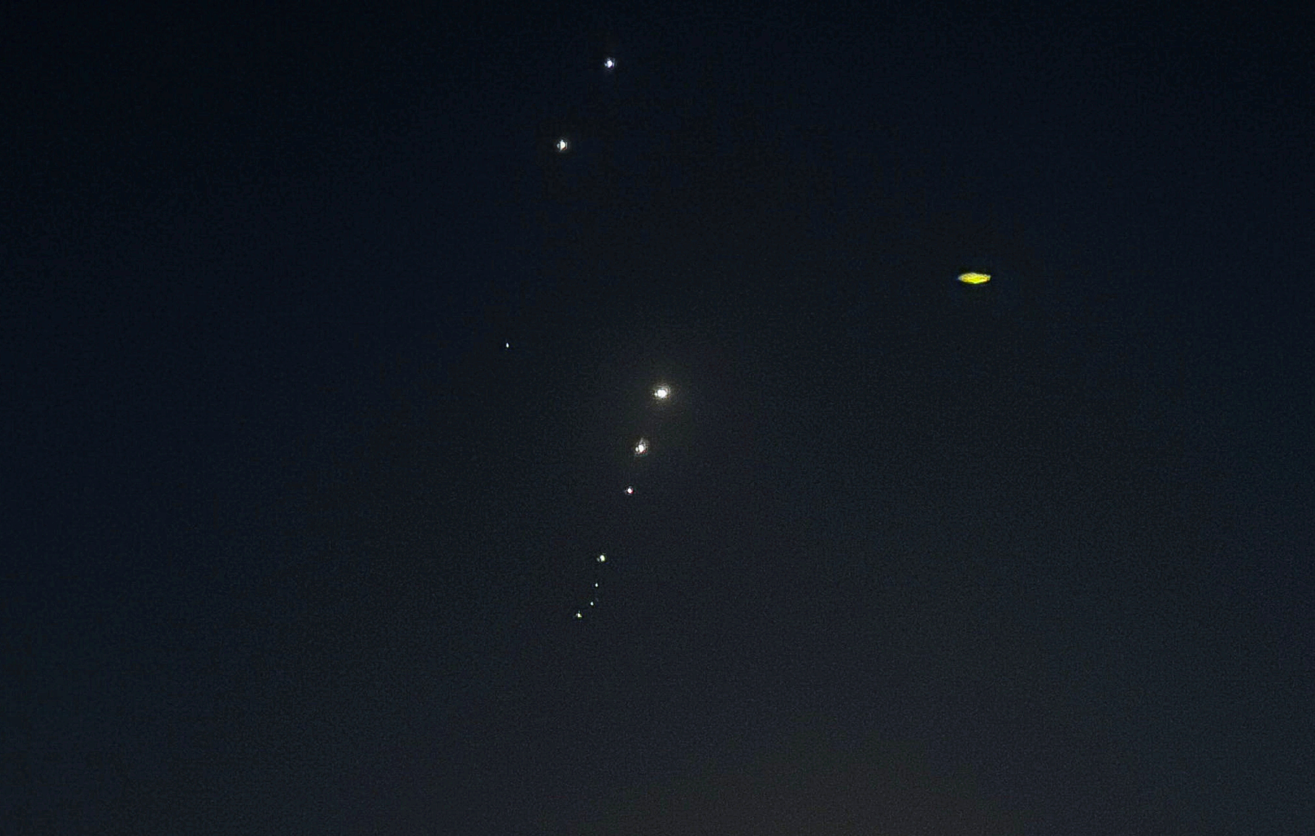8274602 ▲▼伊朗對美軍中東最大基地烏代德空軍基地(Al Udeid Air Base)發射至少10枚飛彈。(圖/路透)