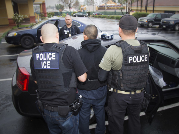 d2351462 非法移民,美國移民與海關執法局(ICE)逮捕嫌犯。(圖/達志影像/美聯社)