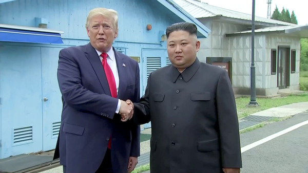 ▲▼美國總統川普與北韓領導人金正恩在南北韓非軍事區（DMZ）會面。（圖／路透）