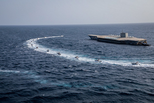 d5038155-1 ▲伊朗在荷莫茲海峽(Strait of Hormuz)舉行軍事演練,攻擊假的美國尼米茲級航空母艦。(圖/達志影像/美聯社)