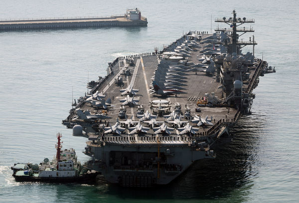 d6939197 ▲▼ 美國尼米茲號核動力航空母艦(USS Nimitz)駛入南韓釜山海軍基地。(圖/路透)