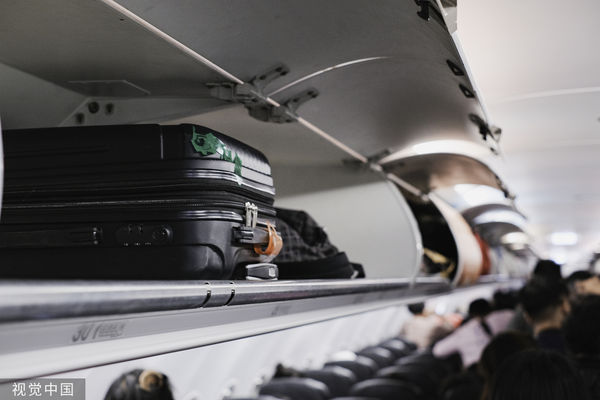 ▲▼飛機,搭飛機,搭機,頭頂置物櫃,上方行李櫃,overhead locker,。（圖／CFP）
