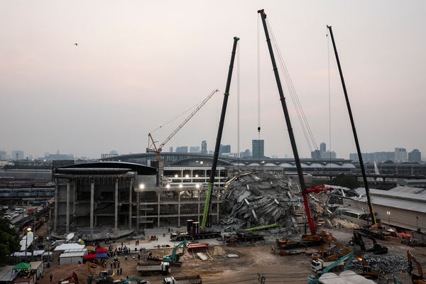 d8162887-1 ▲▼曼谷一棟正在興建中的大樓因為地震而倒塌,至少15人死亡,79人失蹤。(圖/路透)