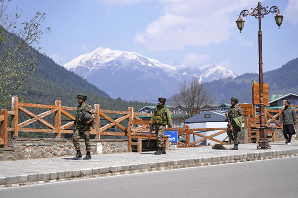 d8186213 ▲▼ 印度控制的克什米爾(Kashmir)發生恐怖攻擊,知名避暑勝地「巴哈甘」(Pahalgam)遭槍手掃射,導致至少26人喪生,軍警進駐當地巡邏。(圖/達志影像/美聯社)