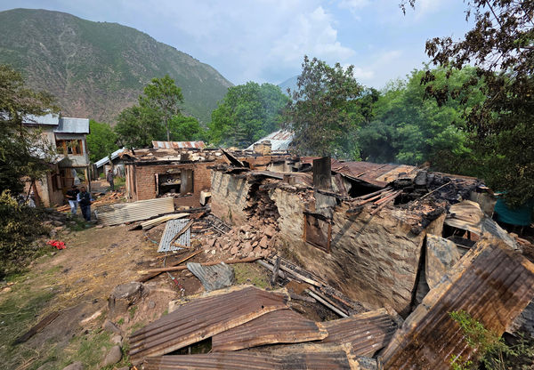 d8212749-1 ▲▼印度控制的克什米爾(Kashmir)遭到越境砲擊,民宅嚴重毀損。(圖/路透)