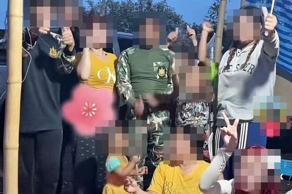 d8216413-1 泰國碧差汶府一戶由11人組成的家庭,近日遭指控集體製作並販售色情影片。(翻攝自รัฐบาลห่วยๆ V1 FB)