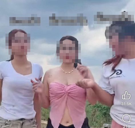d8216414-1 亂倫影片中除父母外,多名女兒亦有出鏡。(翻攝自รัฐบาลห่วยๆ V1 FB)