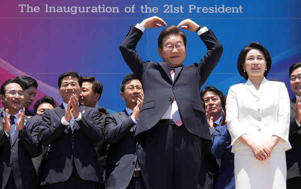 ▲▼  李在明與妻子金惠京於總統就職典禮。（圖／路透）