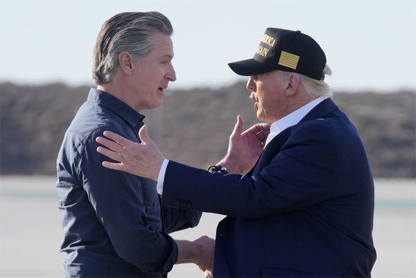 d8254427-1 ▲▼2025年1月洛杉磯爆發野火時,川普(Donald Trump)與加州州長紐森(Gavin Newsom)在停機坪上握手。(圖/達志影像/美聯社)