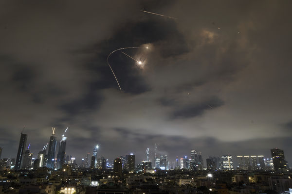 d8271555 ▲▼以色列防空系統在特拉維夫上空攔下伊朗發射的飛彈。(圖/達志影像/美聯社)