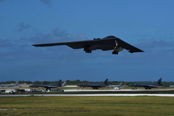 d8274724 ▲▼美軍B-2轟炸機(B-2 bomber)自美國密蘇里州懷特曼空軍基地(Whiteman Air Force Base)。(圖/路透)