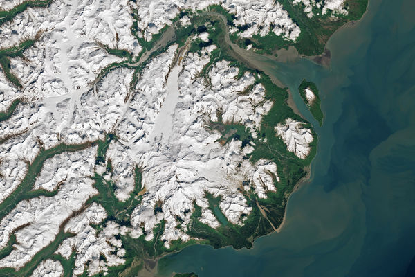 d8280165 ▲▼阿拉斯加伊利亞姆納火山(Iliamna Volcano)。(圖/取自NASA Earth Observatory)
