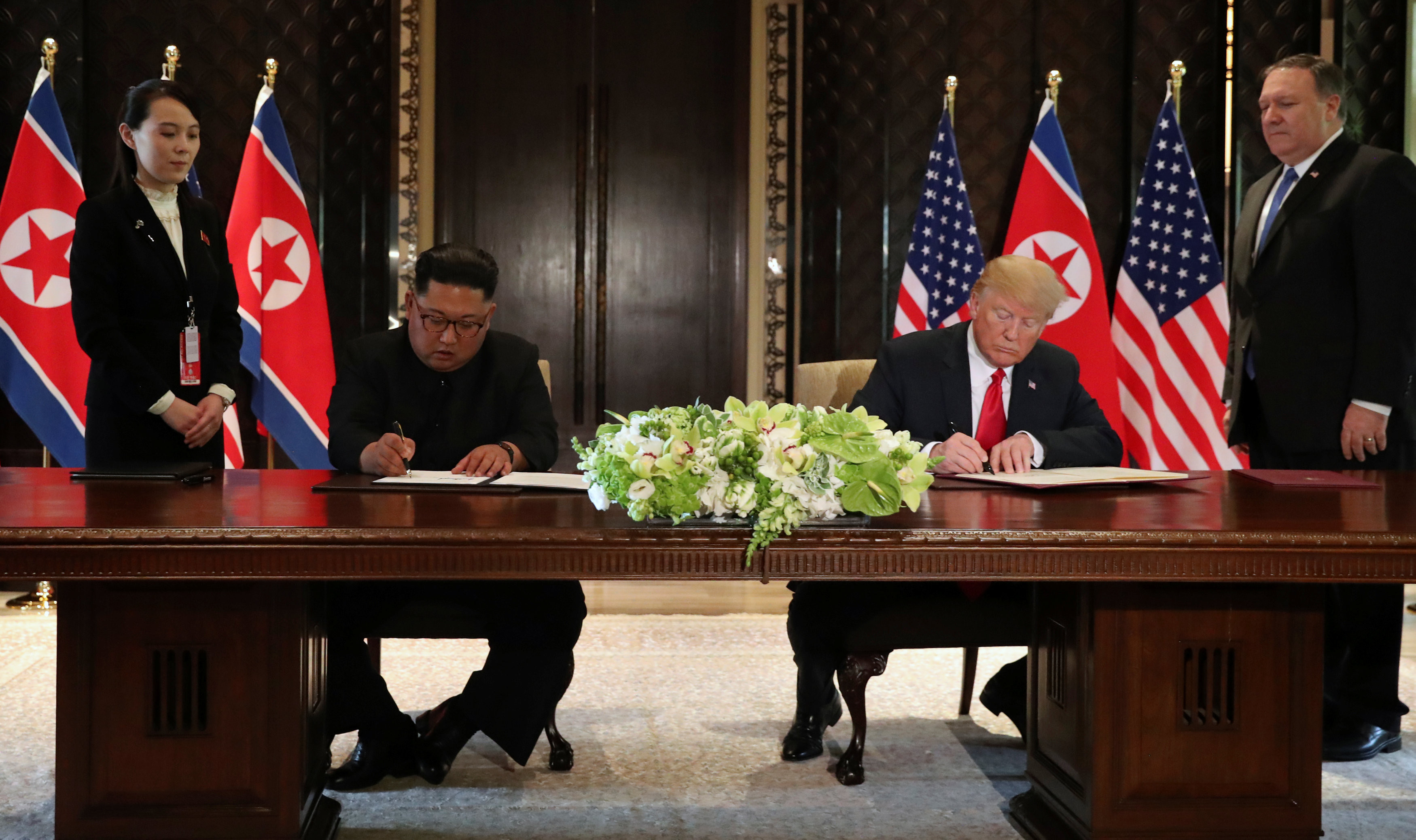 ▲▼川普與金正恩簽署聯合聲明，蓬佩奧和金與正站在一旁。（圖／路透社）