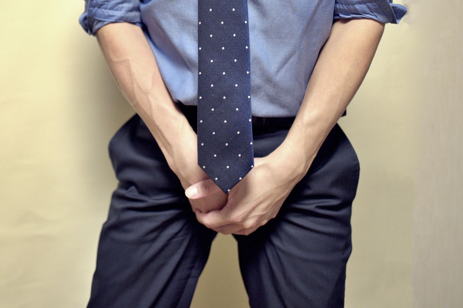 8244098 尿急男新加坡水溝隨地解放 掏7元想賄賂「換來10天牢飯」
