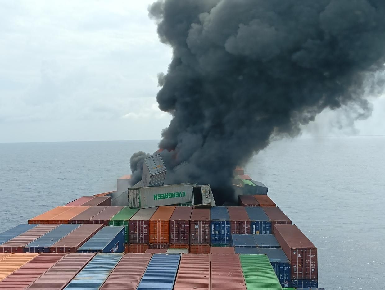 8253169 ▲▼萬海貨輪海上爆炸「4人失蹤」2人是台灣人 公司發重訊。(圖/翻攝印度海岸防衛隊)