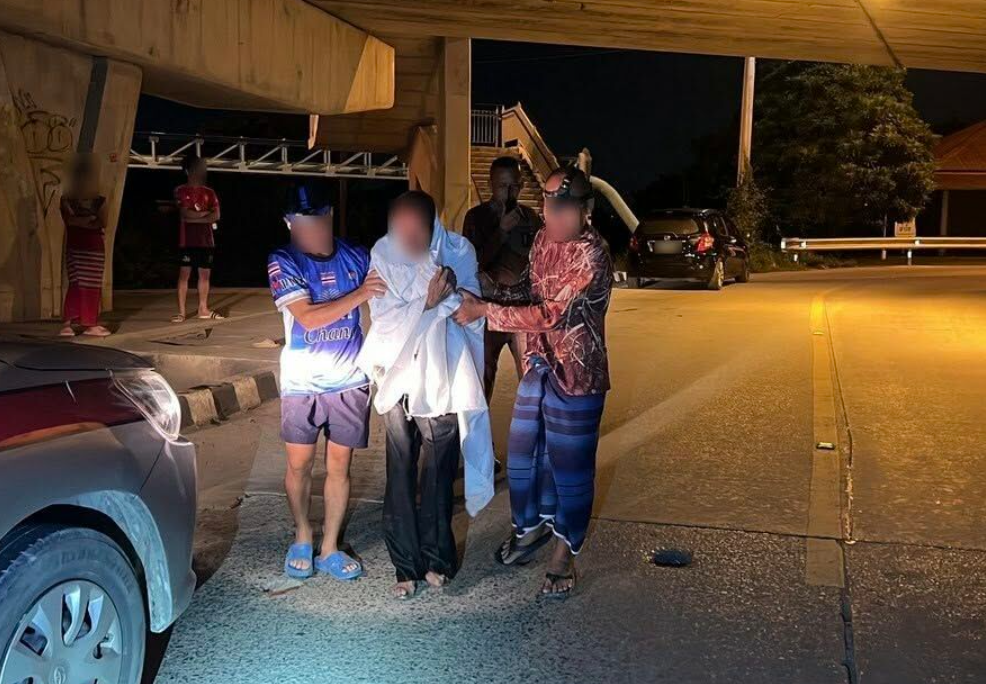 8258870-1 ▲▼浮屍突復活!警打撈到一半 「滿頭血男屍」大喊救命。(圖/翻攝曼谷郵報)