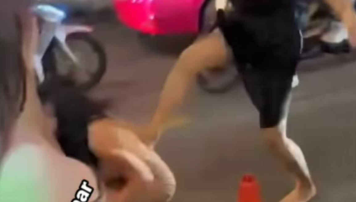 ▲▼泰菲變性人大戰！穿緊身短裙「不顧走光」　曼谷街頭鬥毆畫面曝。（圖／翻攝自Facebook／Naeya Umar）