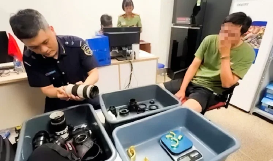 8278290 ▲▼台男相機鏡頭塞「12條金條」走私越南被逮。(圖/翻攝自VietNamNet)
