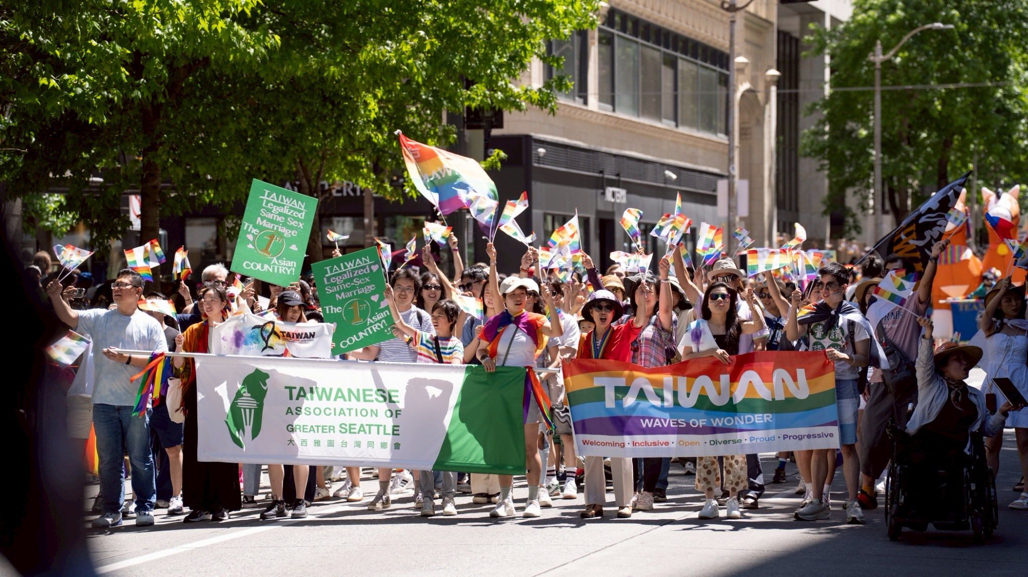 ▲▼ 台灣隊首度亮相西雅圖同志遊行。（圖／翻攝自臉書／Taiwanese Association of Greater Seattle 大西雅圖台灣同鄉會）
