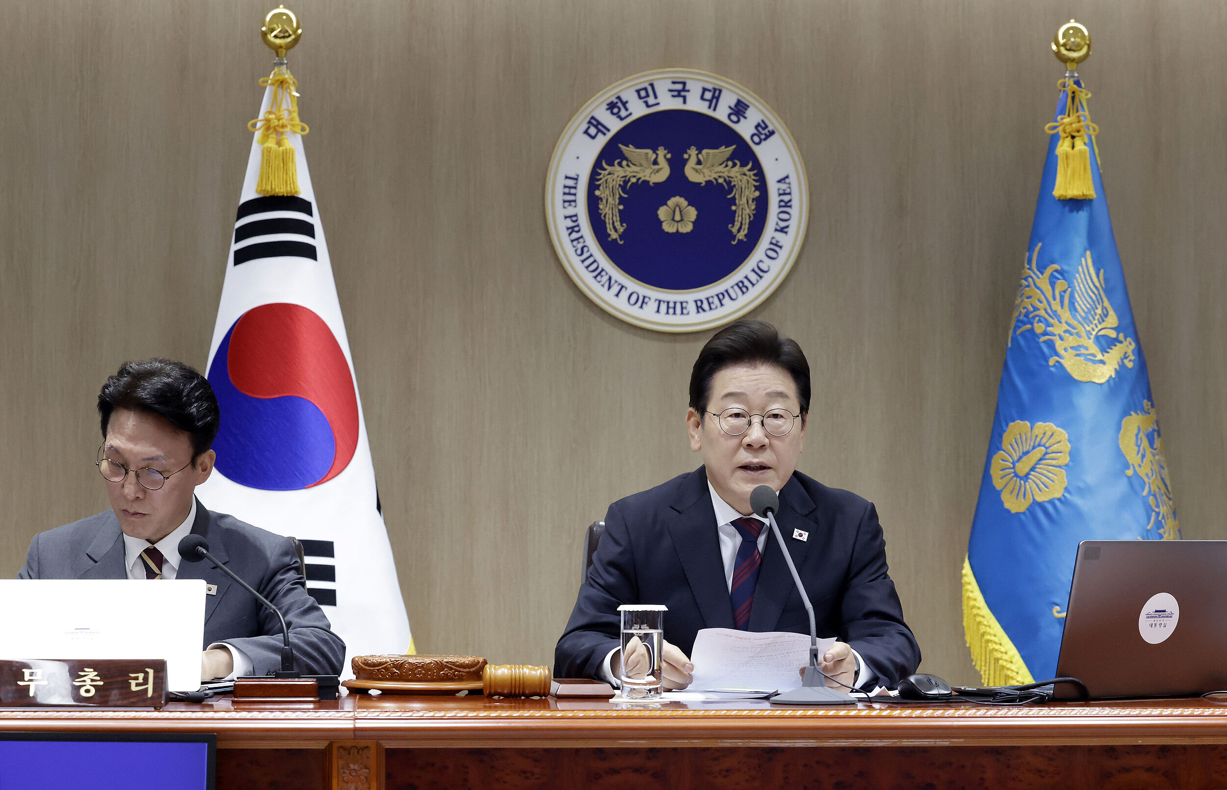 ▲▼南韓總統李在明5日召開國務會議，一旁是最近通過國會聽證會、經總統裁決的國務總理金民錫。（圖／VCG）