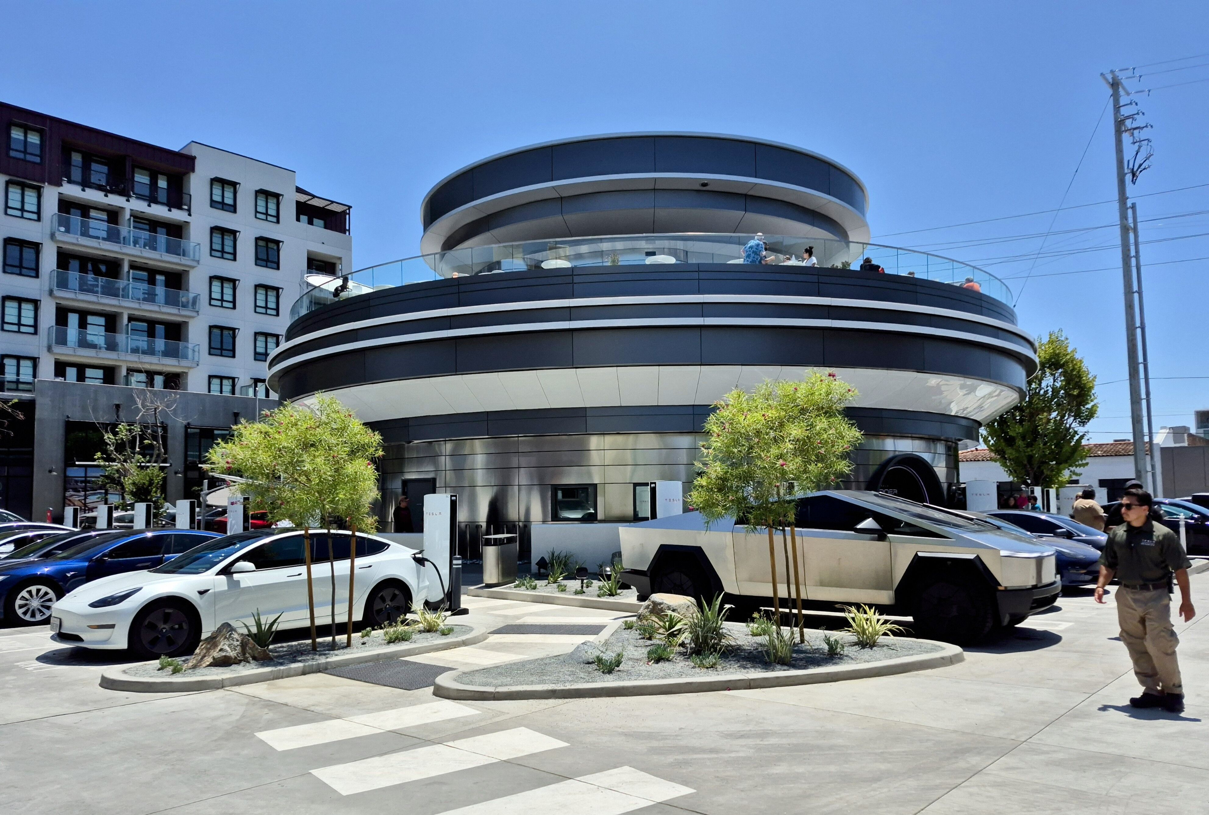 ▲▼特斯拉首間主題餐廳「Tesla Diner & Drive-In」在美國洛杉磯好萊塢開幕。（圖／達志影像）