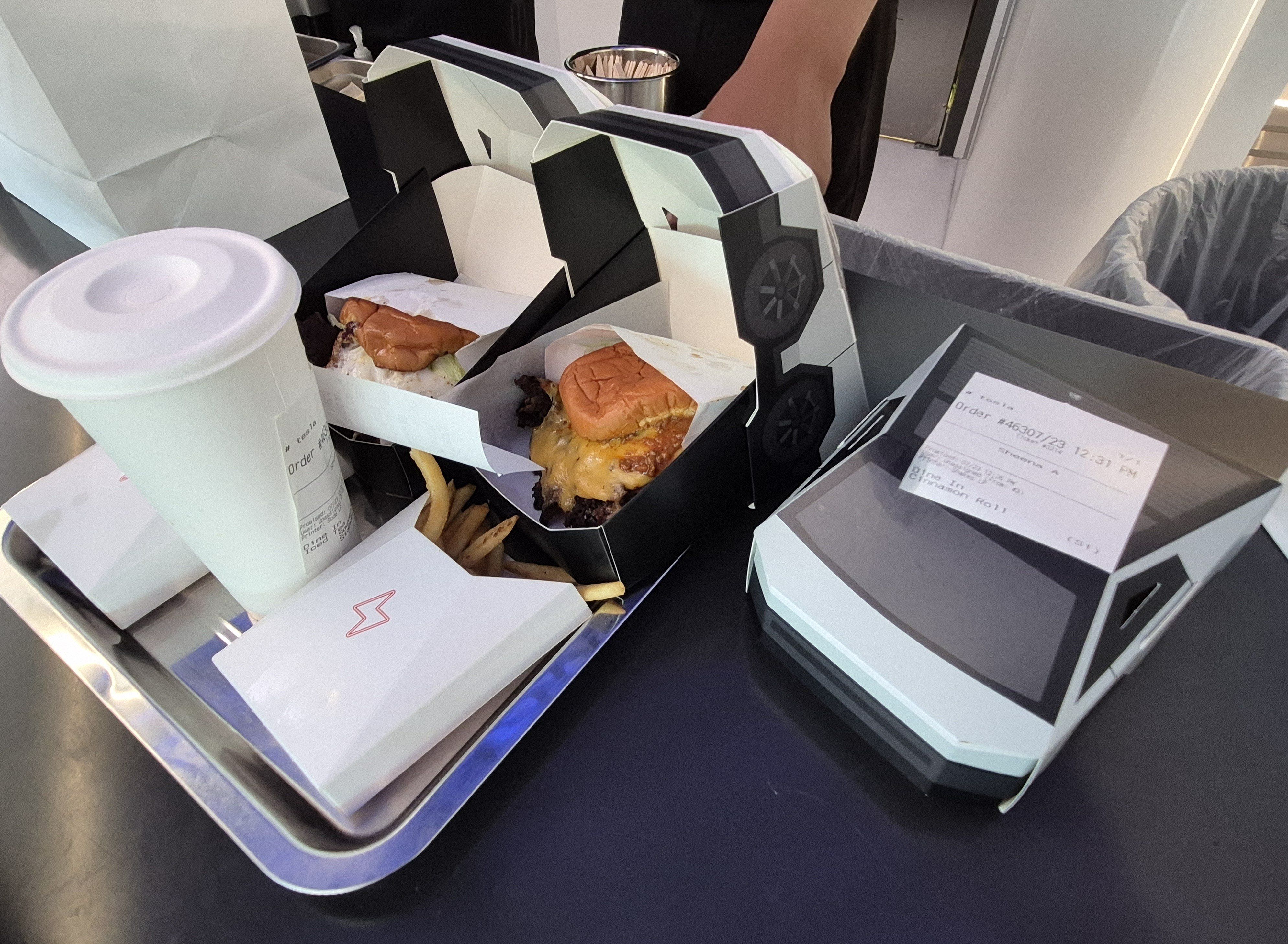 ▲▼Tesla Diner提供的餐點，顧客在餐廳內用餐。（圖／達志影像）