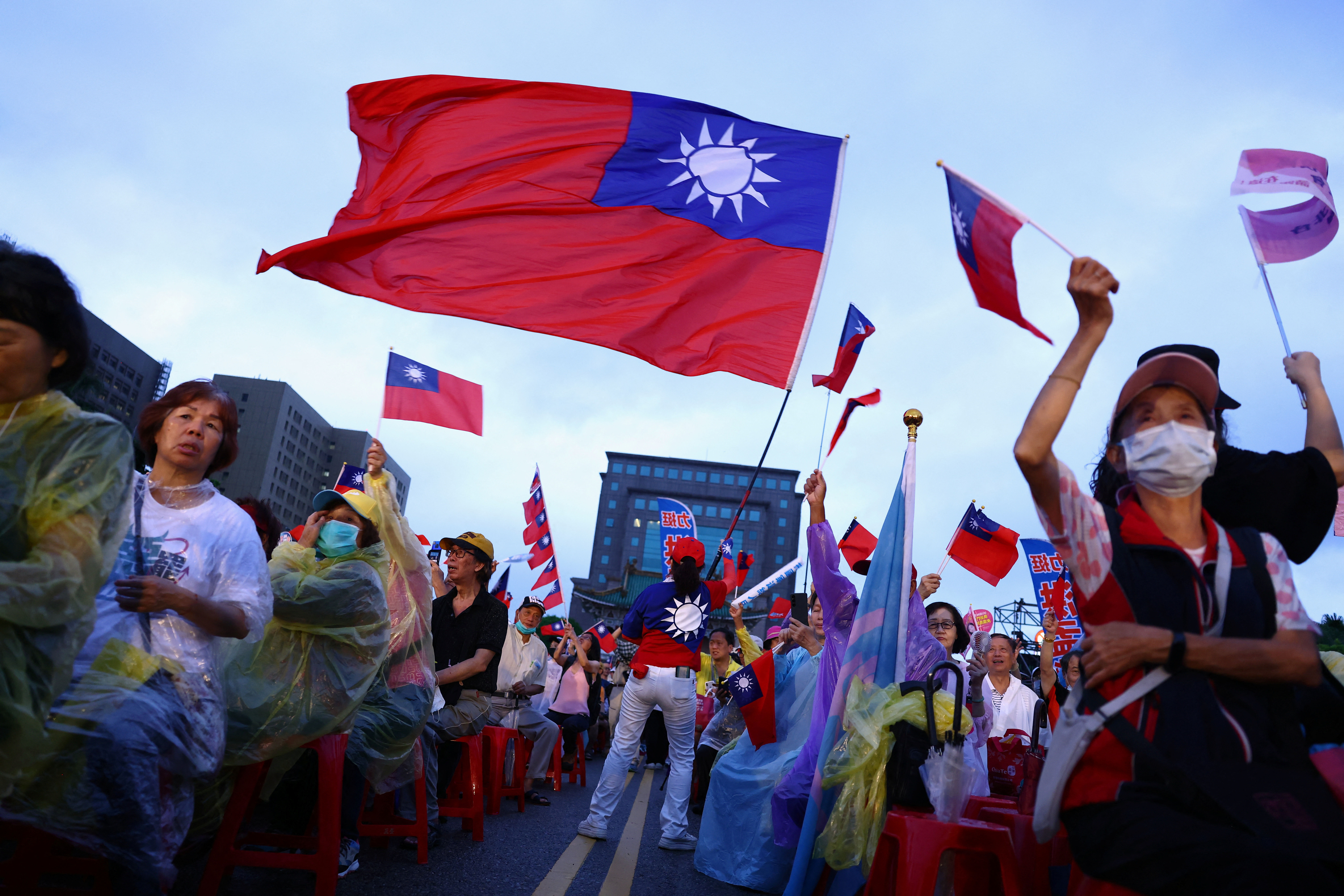 8327509-1 ▲▼國民黨支持者聚集在台北,參加反對罷免運動的集會。(圖/路透)