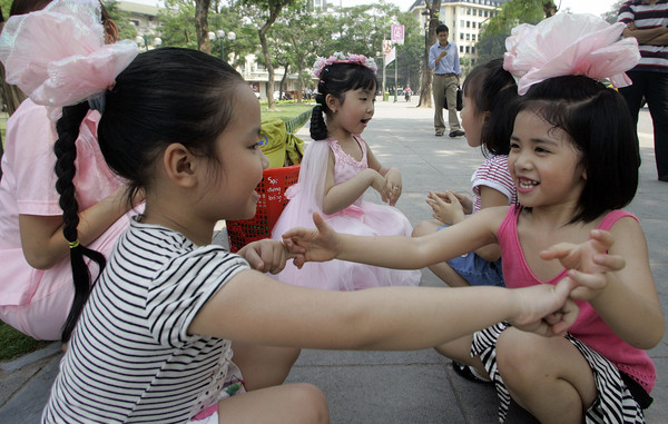 d3774327 ▲▼越南地方政府將頒發獎金給生2名女兒的家庭。(圖/達志影像/美聯社)