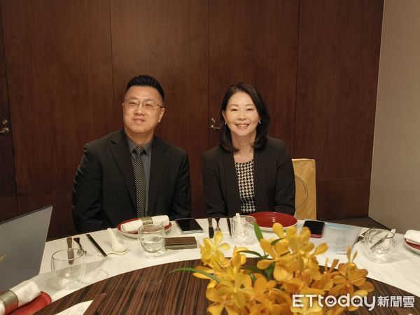 ▲左起捷迅總經理孫鋼銀與副總經理葉子菁。（圖／記者張佩芬攝）