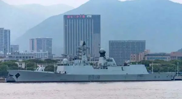 ▲▼054A型導彈護衛艦已進入第六批次的建造，不僅加裝新型100毫米主炮，還能攜帶直-20F反潛直升機上艦。（圖／翻攝自大陸網站）