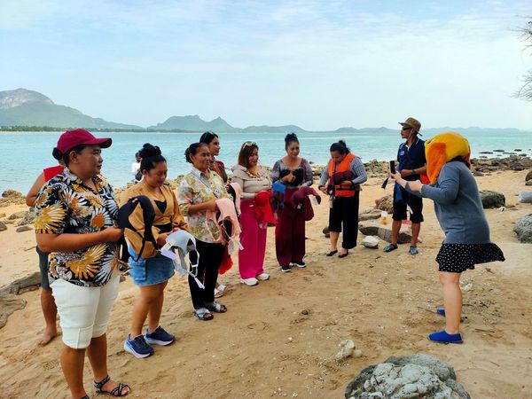 d8251158-1 當地信徒在「Koh Nom Sao(少女雙乳島)」向女神獻上胸罩,感謝她實現戀愛願望。(翻攝自ผึ้งสัญจร)