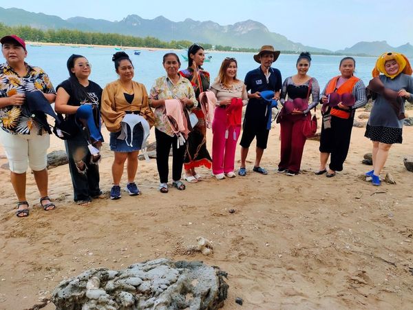 d8251161-1 當地信徒在「Koh Nom Sao(少女雙乳島)」向女神獻上胸罩,感謝她實現戀愛願望。(翻攝自ผึ้งสัญจร)
