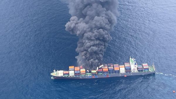 ▲▼萬海貨輪海上爆炸「4人失蹤」2人是台灣人　公司發重訊。（圖／翻攝印度海岸防衛隊）
