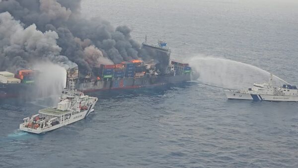 d8254856 ▲▼ 萬海航運的WAN HAI 503旺春輪10日還在燒。(圖/翻攝自Indian Coast Guard)