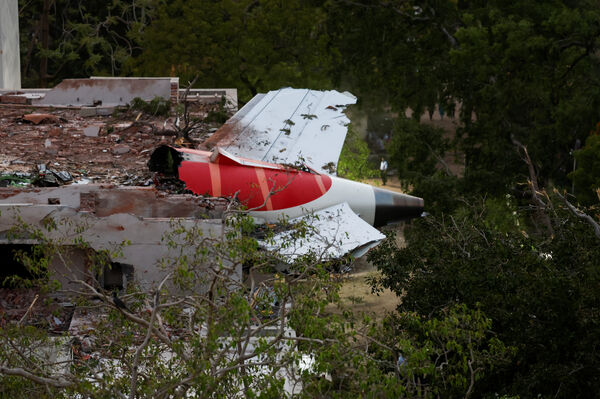 ▲▼印度航空一架搭載242人的班機12日起飛後不久即墜毀，並撞上一間醫學院宿舍，造成至少294人罹難。（圖／路透）