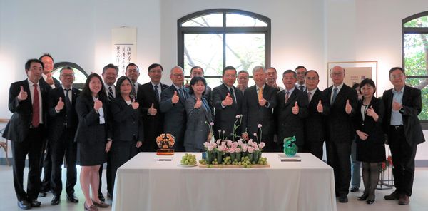 d8267186 ▲陽明海運董事長蔡豐明(前排右七)與台灣港務公司董事長李賢義(前排右六)率雙方高階完成高雄港第70號貨櫃碼頭20年長約簽約。(圖/陽明提供)