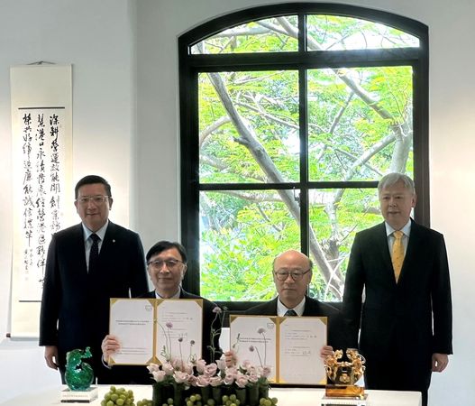 d8268116 ▲圖左起陽明海運蔡豐明董事長、鴻明公司史美琦董事長、港務公司高雄分公司王派峰總經理、港務公司李賢義董事長在簽約典禮上。。(圖/港務公司提供)
