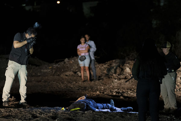 ▲▼ 墨西哥錫那羅亞州首府古里亞坎（Culiacan）路邊發現一具遺體，犯罪現場調查員在現場進行處理。（圖／達志影像／美聯社）