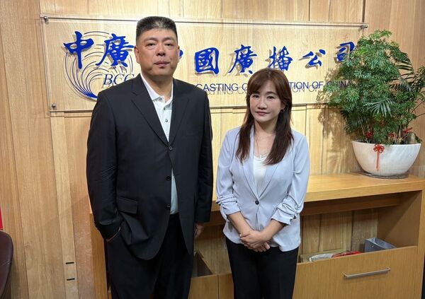 ▲台北市航空貨運承攬公會理事長羅文祥(左)接受中廣《千秋萬事》主持人王淺秋專訪談時指出業界正面臨匯率與關稅輸雙殺。（圖／公會提供）